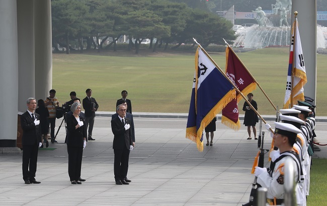 New Foreign Minister Kang Kyung-wha (center) visits the Seoul National Cemetery on June 19, 2017. (Yonhap)