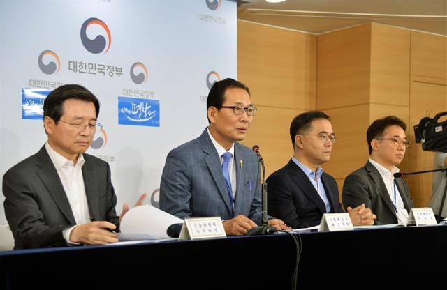 고형권(왼쪽 두번째) 기획재정부 1차관이 19일 정부서울청사에서 열린 주택시장의 안정적 관리를 위한 선별적 맞춤형 대응방안 관계부처 합동브리핑에서 모두 발언을 하고 있다. 김용범 금융위 사무처장, 고형권 1차관, 이찬우 기재부 차관보, 박선호 국토부 주택토지실장.  [사진=기획재정부]