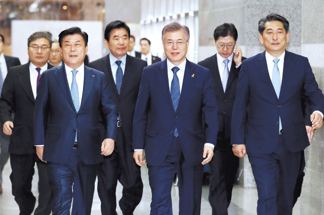 대선 후보 시절인 지난 4월 중소기업계와의 간담회에 참석한 문재인 대통령(가운데). 박성택 중소기업중앙회장(왼쪽) 등 중소기업계 대표자들은 당시 중소기업부 신설 등을 강력하게 요청했다.