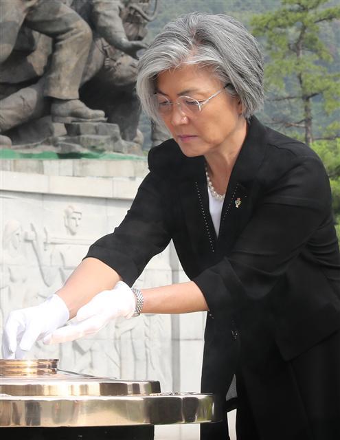 강경화 신임 외교부 장관이 19일 오전 서울 동작동 국립서울현충원을 찾아 현충탑에 분향하고 있다.  [연합뉴스]