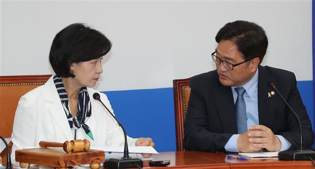 안경환 법무부 장관 후보 낙마에 이어 문정인 청와대 통일외교안보 특보의 워싱턴 발언이 파문을 몰고 오고 있는 가운데, 더불어민주당 추미애 대표(왼쪽)와 우원식 원내대표가 19일 국회에서 열린 최고위원회의에서 심각한 표정으로 대화하고 있다.  [연합뉴스]