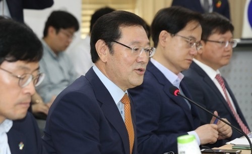 Lee Yong-sup (2nd from left), vice chairman of the Presidential Committee on Job Creation, presides over a meeting in Seoul. (Yonhap)