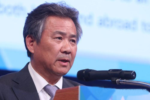 In this file photo taken May 10, 2017, Lee Kee-heung, president of the Korea Sport & Olympic Committee, gives a speech during a dinner reception for the 80th Congress of the International Sports Press Association in Seoul. (Yonhap)