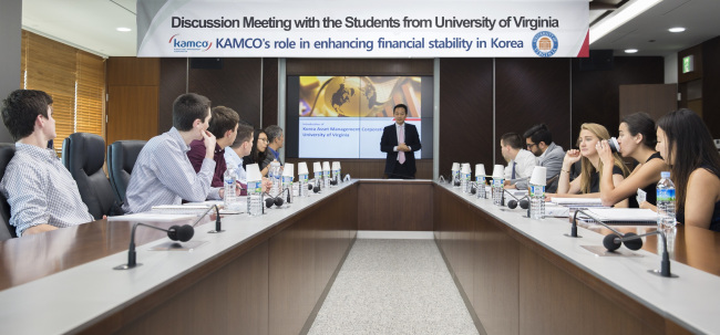 Students and faculty members from the University of Virginia, including professor Robert Webb, attend a lecture on resolving nonperforming loans, a part of knowledge-sharing programs at the KAMCO headquarters in Busan on May 19. (KAMCO)