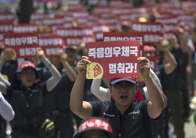 A group of postmen stage a rally in downtown Seoul on June 18, 2017, to demand an increase in manpower. (Yonhap)