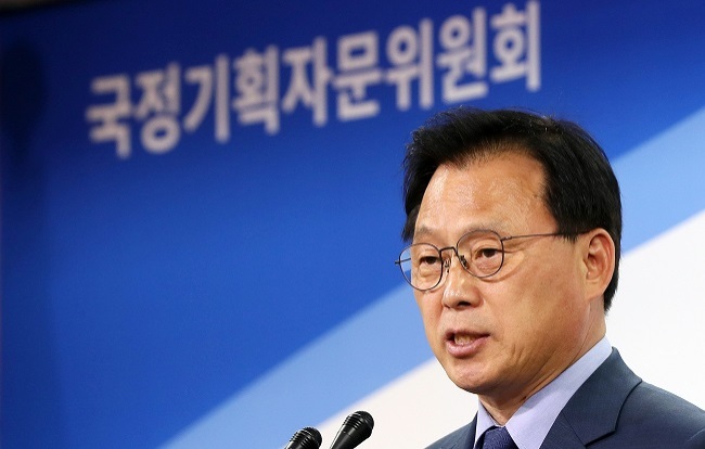 Park Kwang-on, the spokesman for the State Affairs Planning Advisory Committee, speaks during a press conference at its office in Seoul on June 4, 2017. (Yonhap)