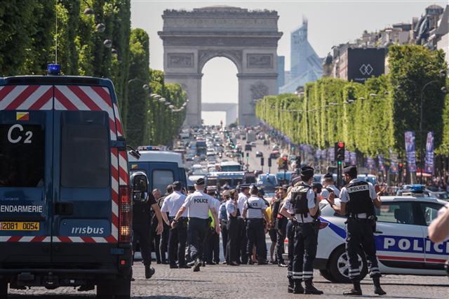 epa06037442 A police operation is under way on the Champs Elysees avenue after a car collided a with a police vehicle in Paris, France, 19 June 2017. According to latest reports, the driver allegedly drove to the police vehicle intentionally. EPA/CHRISTOPHE PETIT TESSON