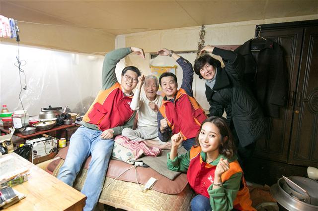 ‘SK이노베이션 1004단’ 봉사자들이 독거노인을 찾아가는 봉사활동을 하는 모습