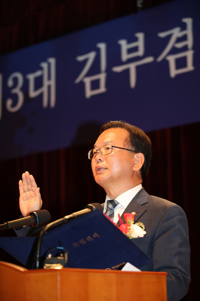 김부겸 행정자치부 장관이 지난 16일 오후 서울 세종로 정부서울청사에서 열린 취임식에서 취임선서를 하고 있다.[사진=연합뉴스]
김부겸 행정자치부 장관이 지난 16일 오후 서울 세종로 정부서울청사에서 열린 취임식에서 취임선서를 하고 있다.[사진=연합뉴스]