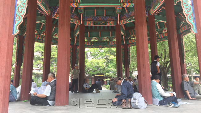 서울지역의 한낮 기온이 30도를 웃돈 19일 오후 탑골공원에서 노인들이 더위를 피해 그늘에 앉아 있다. [사진=이현정 기자/rene@heraldcorp.com]