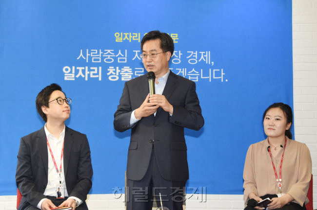 정부가 일자리 창출과 민생 안정을 위한 11조2000억원 규모의 추가경정예산안을 국회에 제출한지 20일로 만 2주가 되면서 정부ㆍ여당과 야권의 ‘추경 전쟁’이 본격화할 전망이다. 사진은 지난 15일 고용우수기업을 찾아 국회의 추경안 통과를 촉구하는 김동연 부총리 겸 기획재정부 장관. [헤럴드경제DB]