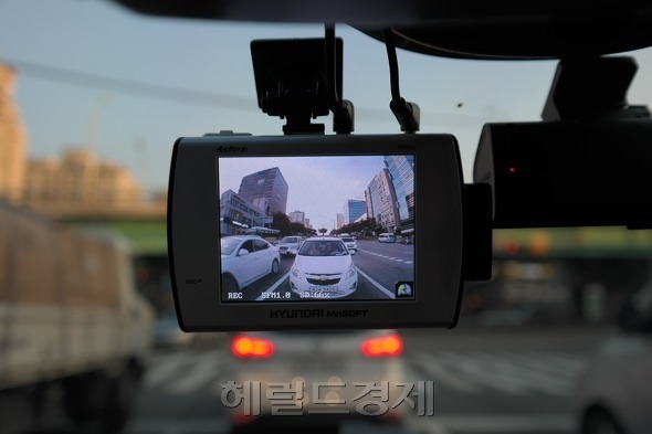 블랙박스가 보급이 확대되면서 이전에는 무심코 지나쳤던 난폭 운전이나 교통 법규 위반 차량을 신고하는 공익신고 건수가 5년새 10배 가까이 늘었다. 교통문화 개선 효과는 크지만 관련 경찰인력 확충이 늦어지면서 일선 교통 경찰관들의 업무량이 늘어나고 있다. [헤럴드경제DB]