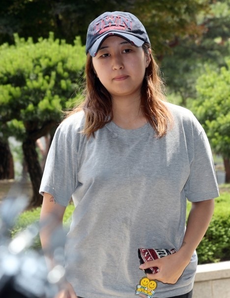 The file photo, taken on June 13, 2017, captures Chung Yoo-ra, the daughter of Choi Soon-sil, walking into the Seoul Central District Prosecutors' Office to face questioning over an influence-peddling case involving her mother and former President Park Geun-hye. (Yonhap)