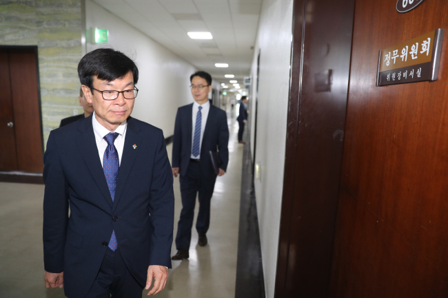 김상조 공정거래위원장이 지난 14일 오후 국회 이진복 정무위원장실을 방문하고 있다.[사진=연합뉴스]
김상조 공정거래위원장이 지난 14일 오후 국회 이진복 정무위원장실을 방문하고 있다.[사진=연합뉴스]