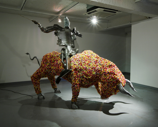 성동훈, 돈키호테 2009, 406x170x255(h)cm_Iron, Speciality Compound Metal, Artificial Flower, LED Lights, Stone, Bronze [사진제공=청작아트]
