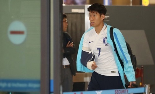 In this file photo taken on June 14, 2017, South Korean footballer Son Heung-min leaves Incheon International Airport with a cast on his right arm. (Yonhap)
