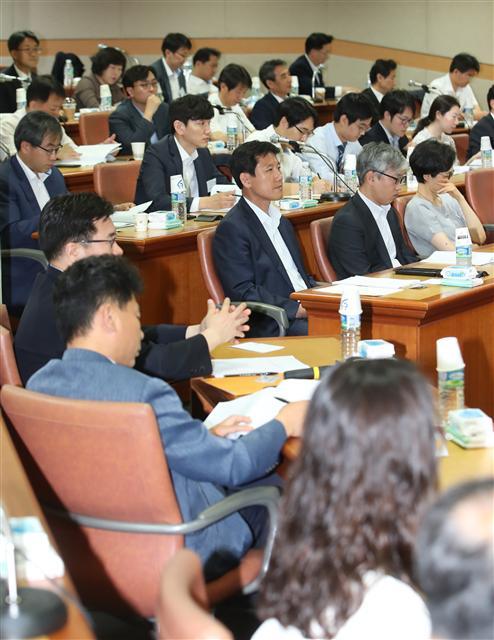 19일 경기 고양시 사법연수원에서 각급 법원의 대표 판사들이 8년 만에 전국법관대표자회의를 하고 있다. 전국 법원에서 선정한 판사 ‘대표자’ 100여명은 이날 사법연수원에서 사법개혁 방안 등을 논의했다. 법원행정처 소속 고위법관의 사법행정권 남용 사태를 계기로 열리는 이번 회의에서는 사안을 조사한 법원의 진상조사 결과에 대한 평가와 연루자의 책임 규명, 사법행정권 남용 재발방지 개선책 등을 논의한 것으로 알려졌다.  [연합뉴스]