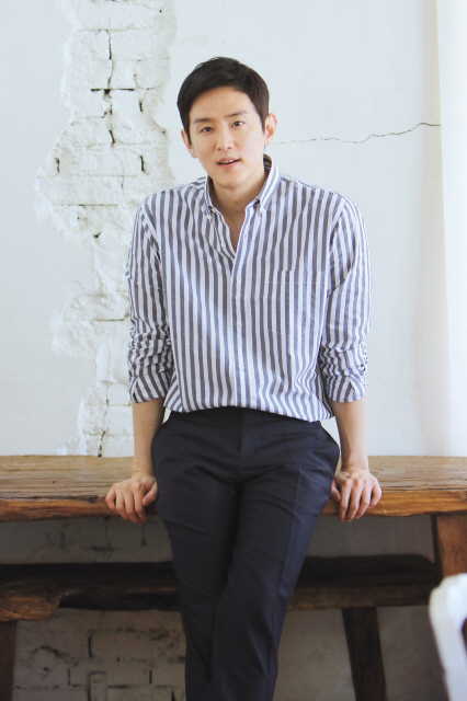 드라마 ‘귓속말’에서 강정일이라는 역할로 주목을 받았던 권율이 28일 개봉하는 영화 ‘박열’에서는 조선의 신문기자 이석을 맡았다.