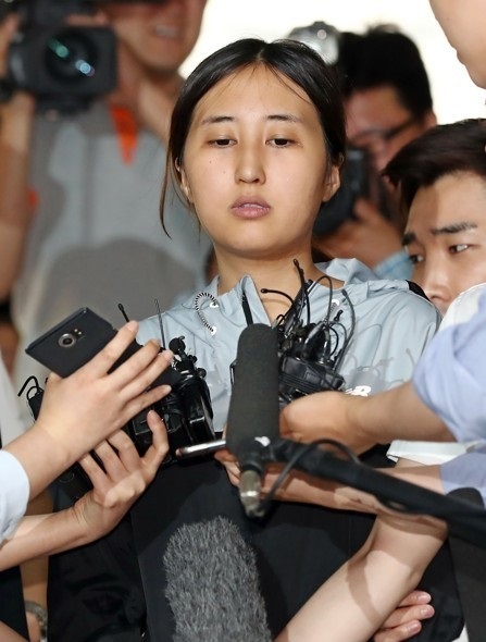 Chung Yoo-ra, the daughter of former President Park Geun-hye's longtime friend Choi Soon-sil, is surrounded by reporters at a courthouse in Seoul on June 20, 2017. She appeared at the court for a hearing to answer questions from a judge before the court decides whether to issue an arrest warrant for her, as requested by the prosecution a second time. (Yonhap)