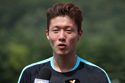 In this file photo taken on Sept. 2, 2016, South Korean striker Hwang Ui-jo speaks to reporters after national football team training at the National Football Center in Paju, Gyeonggi Province. (Yonhap)