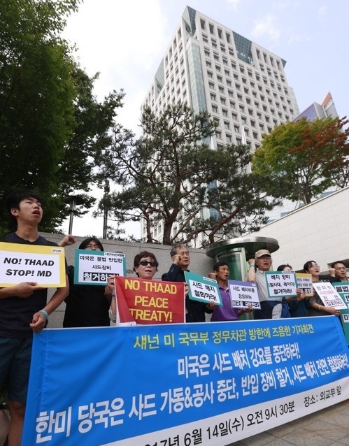 A group of protesters urge the government to withdraw the deployment of the US Terminal High Altitude Area Defense system in front of the foreign ministry building in Seoul on June 14, 2017. (Yonhap)