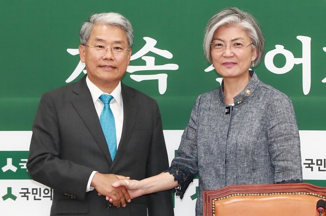 Foreign Minister Kang Kyung-wha (right) shakes hands with Kim Dong-cheol, the floor leader of the minor opposition People's Party, before their talk at the National Assembly in Seoul on June 20, 2017. (Yonhap)