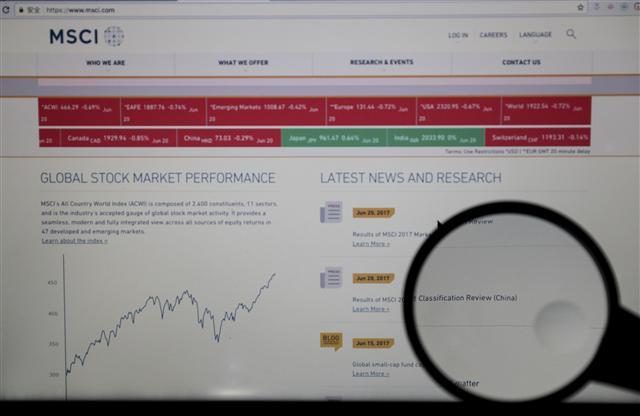 중국이 ‘3전 4기’로 네 번째만에 MSCI 지수 편입에 성공하면서 국내 금융시장에도 자금유출 우려가 제기됐으나 단기적으로 그 영향은 제한적일 것으로 전문가들은 예상하고 있다.