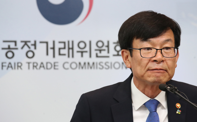 <YONHAP PHOTO-3094> 굳은 표정의 김상조 위원장 (세종=연합뉴스) 이진욱 기자 = 19일 오전 정부세종청사 공정거래위원회에서 김상조 위원장이 재벌 개혁안을 발표하고 있다. 2017.6.19 cityboy@yna.co.kr/2017-06-19 12:25:47/ <저작권자 ⓒ 1980-2017 ㈜연합뉴스. 무단 전재 재배포 금지.>
<YONHAP PHOTO-3094> 굳은 표정의 김상조 위원장 (세종=연합뉴스) 이진욱 기자 = 19일 오전 정부세종청사 공정거래위원회에서 김상조 위원장이 재벌 개혁안을 발표하고 있다. 2017.6.19 cityboy@yna.co.kr/2017-06-19 12:25:47/ <저작권자 ⓒ 1980-2017 ㈜연합뉴스. 무단 전재 재배포 금지.>