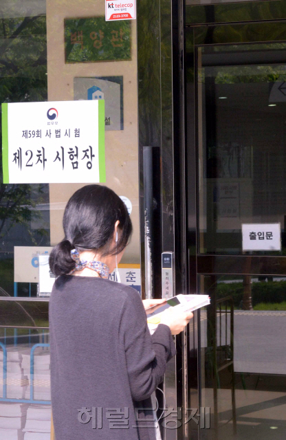 수많은 이들의 기쁨과 좌절이 엇갈렸던 ‘인재의 등용문’ 사법시험이 역사속으로 사라진다. 21일 연세대 백양관에서는 200여명의 수험생들이 마지막이 될 사법시험 2차시험을 치르기 위해 시험장에 들어서고 있다. 지난 63년 시작된 사법시험은 이번 시험을 끝으로 폐질될 운명이다. 정희조 기자/checho@heraldcorpo.com