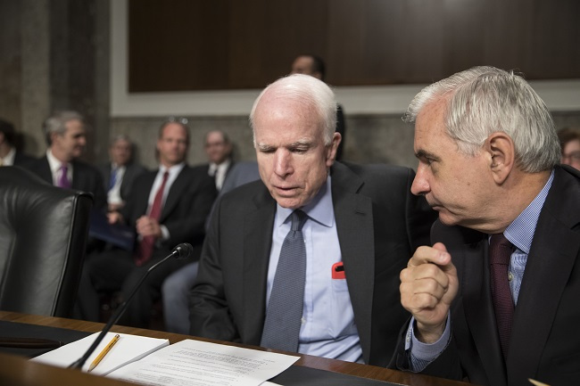 Senate Armed Services Committee Chairman John McCain (R-Ariz) (left) confers with Sen. Jack Reed (D-R.I.) the ranking member, at the start of a hearing at the Capitol in Washington, Tuesday, June 20, 2017. (AP-Yonhap)
