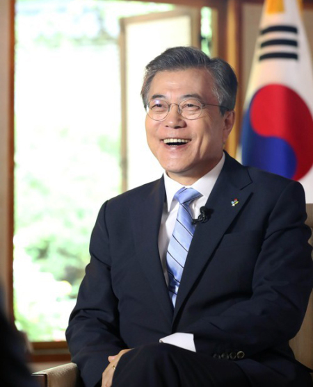 [사진=사법연수원 12기인 문재인 대통령은 고(故) 노무현 전 대통령에 이어 두번째로 법조인 출신 대통령이 됐다.]