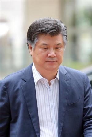 <YONHAP PHOTO-1543> 고개 숙인 조대엽 후보자 (서울=연합뉴스) 권준우 기자 = 음주운전 이력으로 논란이 된 조대엽 고용노동부 장관 후보자가 20일 오전 서울 마포구 서울서부고용노동지청에 마련된 청문회 준비 사무실로 출근하고 있다. 2017.6.20 stop@yna.co.kr/2017-06-20 09:45:48/ <저작권자 ⓒ 1980-2017 ㈜연합뉴스. 무단 전재 재배포 금지.>