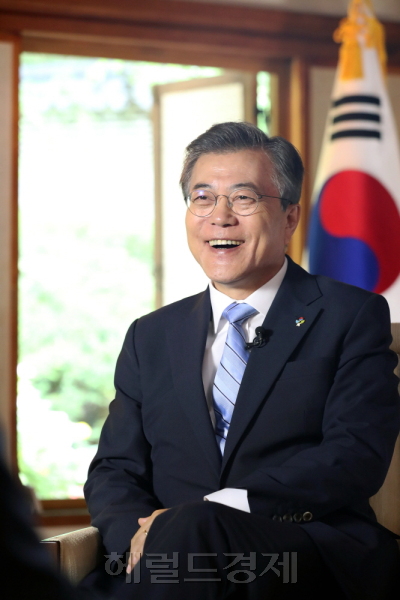 문재인 대통령이 20일 오전 청와대 상춘재에서 미국 CBS 디스 모닝과 인터뷰를 하고 있다. 문 대통령은 문정인 통일외교안보 특보의 ‘한미연합군사훈련 축소’ 발언과 관련, “개인적인 견해일 뿐이라고 선을 그었다.
[사진=청와대 제공]