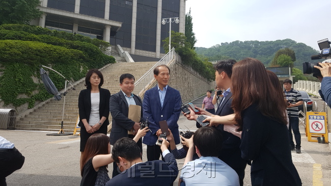 숭의초에 대한 특별장학반이 지난 19일부터 시작한 특별장학에 앞서 서울 중구 숭의초 정문 앞에서 취재진과 만나 질문에 답하고 있다.  김진원 기자/jin1@