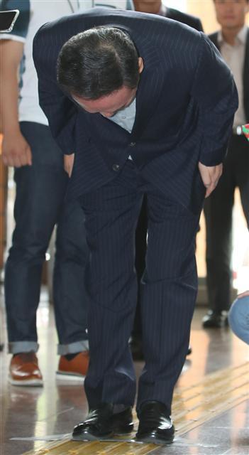 여직원 성추행 의혹을 받고 있는 호식이두마리치킨 최호식 전 회장이 21일 오전 경찰조사를 받기 위해 서울 강남구 서울강남경찰서로 출두, 기자들 질문에 답하던 중 허리 숙여 사과하고 있다  [연합뉴스]