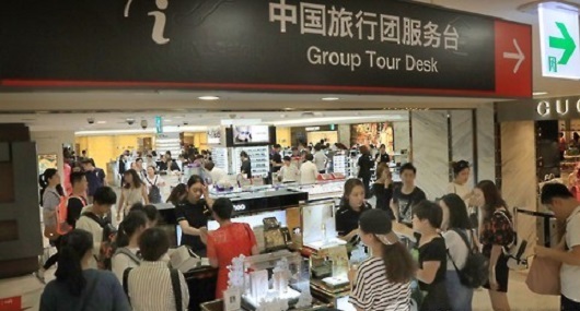 A Seoul department store is bustling with foreign tourists on Aug. 1, 2016. (Yonhap)