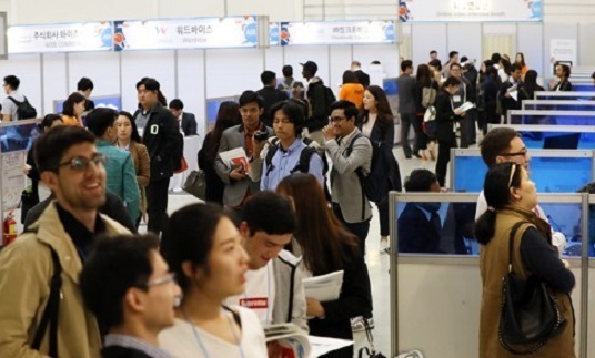 Job-seeking foreigners attending a recruitment exposition in Seoul on April 28, 2017. (Yonhap)