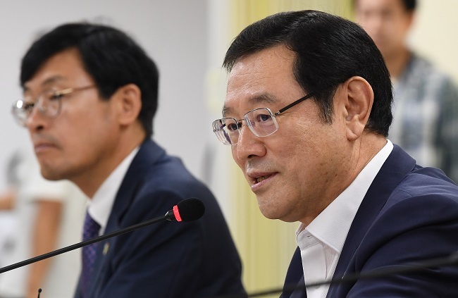 Lee Yong-sup (right), the vice chief of the Presidential Committee on Job Creation, speaks during a meeting with senior officials of the ruling Democratic Party in Seoul on June 21, 2017. (Yonhap)