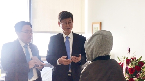 This provided photo shows South Korean Consul General in Los Angeles Lee Key-cheol (center) meeting with a South Korean woman at a hospital in Placentia, California, on June 20, 2017. The woman was robbed and beaten at a Placentia hotel. (Yonhap)