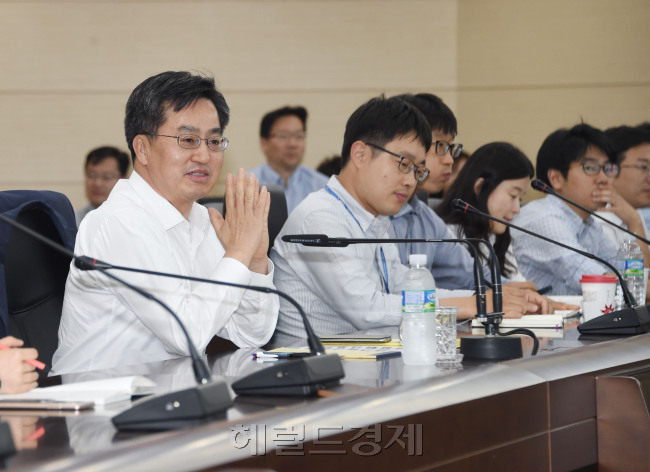 김동연 부총리 겸 기획재정부 장관이 20일 세종시 정부세종청사에서 기재부 직원들과 간담회를 갖고 있다. [헤럴드경제DB]