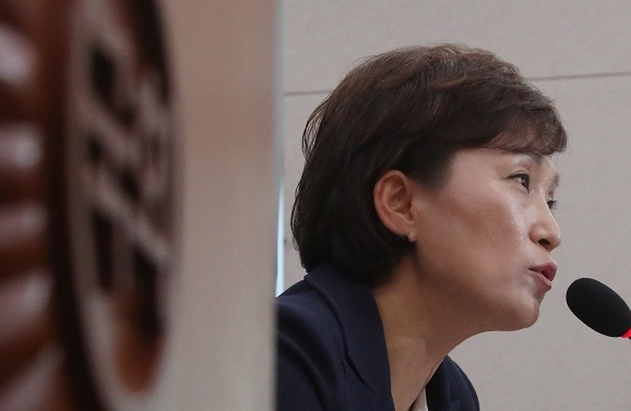 Land and Transport Minister-nominee Kim Hyun-mee speaks during a parliamentary confirmation hearing at the National Assembly in Seoul on June 15, 2017. (Yonhap)