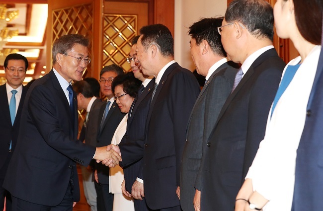 President Moon Jae-in (left) greets members of the new Presidential Committee on Job Creation before the start of its inaugural meeting at the presidential office Cheong Wa Dae on June 21, 2017. (Yonhap)