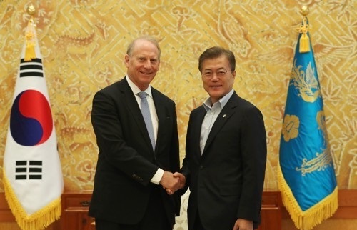 South Korean President Moon Jae-in (right) shakes hands with Richard Haass, president of US think tank Council on Foreign Relations, in a meeting at the presidential office Cheong Wa Dae on June 21, 2017. (Yonhap)