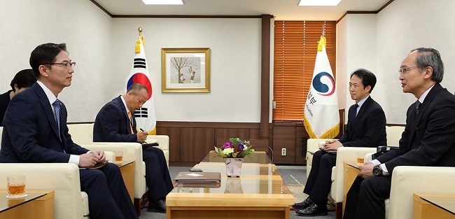 Vice Unification Minister Chun Hae-sung (left) and Japanese Ambassador to Seoul Yasumasa Nagamine (right) on June 21, 2017. (Ministry of Unification)
