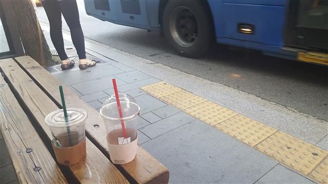 서울 중구 명동의 한 버스정류장 의자(왼쪽사진)와 서울 서초구 서초동의 한 지하철역 입구 난간 위에 버려진 일회용 컵들.