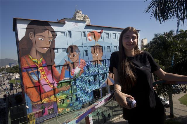 <YONHAP PHOTO-0299> Luna Buschinelli, 19, poses for a photo in front of her giant graffiti titled "Contos" or "Tales", on the wall of the Rivadavia Correa municipal school, in Rio de Janeiro, Brazil, Monday, June 19, 2017. Buschinelli hopes to break a Guinness World Record as the largest graffiti made by a woman. (AP Photo/Silvia Izquierdo)/2017-06-20 01:32:10/ <저작권자 ⓒ 1980-2017 ㈜연합뉴스. 무단 전재 재배포 금지.>