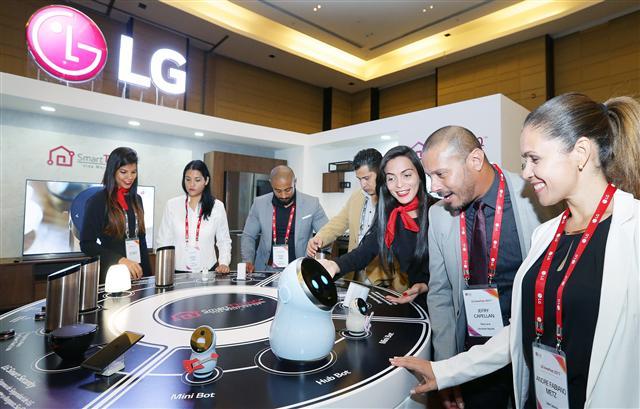 LG전자가 현지시간 21일 도미니카공화국에서 개최한 ‘LG 이노페스트’에서 중남미 거래선 관계자들이 가정용 허브로봇을 둘러보고 있다.