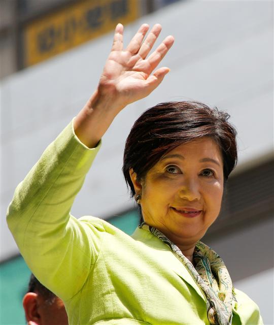<YONHAP PHOTO-2810> Tokyo Governor Yuriko Koike waves her hand as she makes a speech for candidates from her Tokyo Citizens First party ahead of a metropolitan assembly election in Tokyo, Japan May 28, 2017. Picture taken on May 28, 2017. REUTERS/Kim Kyung-Hoon/2017-05-30 16:43:20/ <저작권자 ⓒ 1980-2017 ㈜연합뉴스. 무단 전재 재배포 금지.>