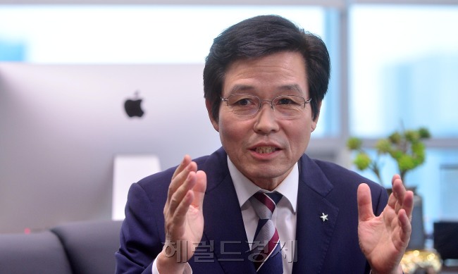 조임래 코스메카코리아 회장이 최근 사업 현황에 대해 설명하고 있다. [사진=이상섭 기자/babtong@heraldcorp.com]