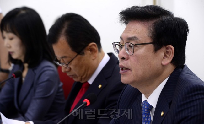[헤럴드경제=박해묵 기자] 정우택 자유한국당 대표 권한대행 겸 원내대표가 22일 오전 서울 여의도 국회에서 열린 비상대책위원회의에서 모두발언을 하고 있다. 2017.6.22
[헤럴드경제=박해묵 기자] 정우택 자유한국당 대표 권한대행 겸 원내대표가 22일 오전 서울 여의도 국회에서 열린 비상대책위원회의에서 모두발언을 하고 있다. 2017.6.22